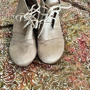 Cityclassified Taupe Lace-Up Ankle Boots